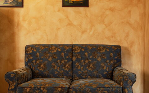 La Limonaia: Mobilia, Marrone, Pavimentazione, Pavimento, Interior Design, Divano, Soggiorno, Gesso, Color Legno