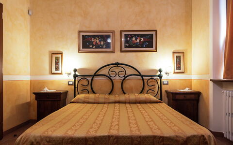 La Limonaia: Interior Design, Parete, Letto, Camera Da Letto, Pavimentazione, Lenzuolo, Pavimento, Bedding, Soffitto, Mobilia