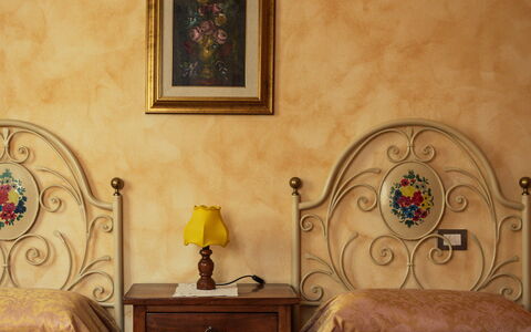 La Limonaia: Mobilia, Parete, Camera Da Letto, Letto, Legna, Interior Design, Lenzuolo, Bedding, Pavimento, Pavimentazione