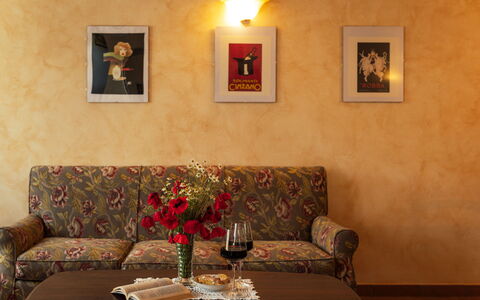 Il Roseto: Parete, Mobilia, Interior Design, Giallo, Marrone, Cornice, Arancia, Divano, Camera, Soggiorno