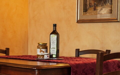 Il Roseto: Mobilia, Interior Design, Pavimentazione, Tavolo, Pavimento, Marrone, Cucina & Sala Da Pranzo Tavolo, Sedia, Sala Da Pranzo, Camera