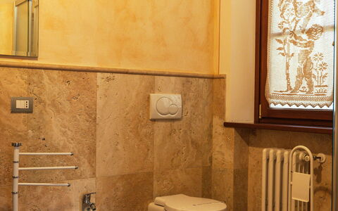 Il Roseto: Pavimentazione, Idraulico Fixture, Parete, Toilet Seat, Lavandino Del Bagno, Bagno, Pavimento, Lavello, Rubinetto, Interior Design