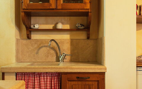 Il Noceto: Legna, Pavimentazione, Mobilia, Cabinetry, Interior Design, Cucina, Controsoffitto, Pavimento, Marrone, Credenza