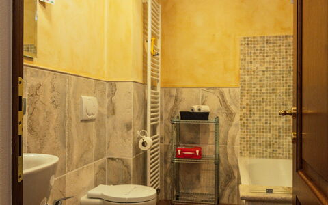 Il Noceto: Pavimentazione, Parete, Idraulico Fixture, Interior Design, Pavimento, Bagno, Lavandino Del Bagno, Lavello, Rubinetto, Soffitto