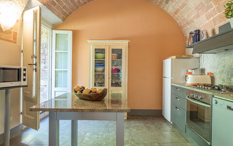 Villa Linchiano: Mobilia, Interior Design, Pavimentazione, Parete, Legna, Soffitto, Cucina, Pavimento, Controsoffitto, Sedia