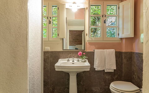 Villa Linchiano: Lavandino Del Bagno, Bagno, Lavello, Idraulico Fixture, Interior Design, Parete, Rubinetto, Pavimentazione, Pavimento, Casa