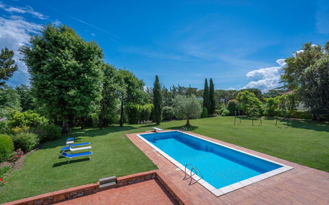 Il Villino Del Collezionista With Pool In Pistoia: Blu, Piscina, Giardino, Estate, Prato, Landscaping, Shade, Tempo Libero, Hacienda, Cortile