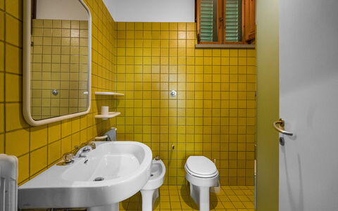 Il Villino Del Collezionista With Pool In Pistoia: Idraulico Fixture, Giallo, Pavimentazione, Bagno, Idraulico, Pavimento, Rubinetto, Lavello, Piastrella, Lavandino Del Bagno