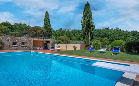 Il Villino Del Collezionista With Pool In Pistoia: Blu, Piscina, Ricorrere, Giardino, Eco Hotel, Hacienda, Landscaping, Estate, Shade, Villa