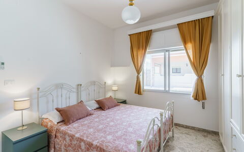 La Maison De Rosetta: Mobilia, Interior Design, Letto, Pavimento, Pavimentazione, Camera Da Letto, Legna, Soffitto, Lenzuolo, Bedding