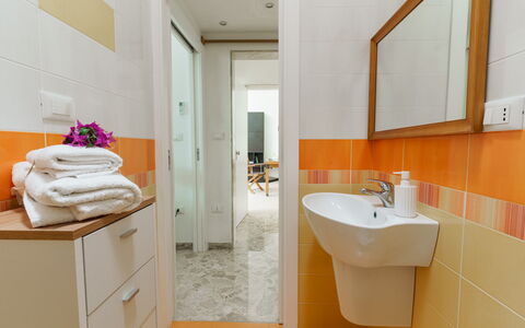 La Maison De Rosetta: Pavimentazione, Idraulico Fixture, Interior Design, Pavimento, Lavandino Del Bagno, Lavello, Bagno, Rubinetto, Idraulico, Camera