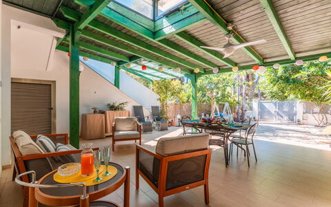 La Maison De Rosetta: Pavimentazione, Pavimento, Soffitto, Shade, Sedia, Eco Hotel, Ricorrere, Estate, Portico, Color Legno