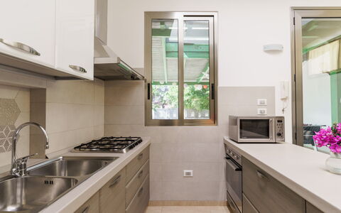 La Maison De Rosetta: Cucina, Elettrodomestico Da Cucina, Controsoffitto, Apparecchio Major, Cabinetry, Pavimentazione, Legna, Interior Design, Elettrodomestico, Lavandino Della Cucina
