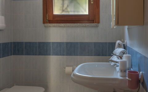Budoni Homes Seaside, Ac And Bike: Idraulico Fixture, Pavimentazione, Bagno, Interior Design, Pavimento, Toilet Seat, Gabinetto, Idraulico, Lavello, Rubinetto