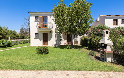 Budoni Homes Seaside, Ac And Bike: Zona Residenziale, Casa, Casa, Insediamento Umano, Prato, Giardino, Estate, Shade, Cortile, Landscaping