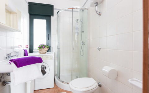 Appartamento Lido Specchiolla: Bagno, Idraulico Fixture, Interior Design, Pavimentazione, Pavimento, Gabinetto, Lavandino Del Bagno, Lavello, Idraulico, Toilet Seat