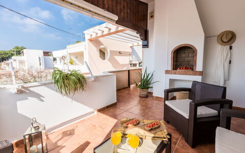 Appartamento Lido Specchiolla: Casa, Appartamento, Vaso Di Fiori, Pianta Della Casa, Balcone, Sedia, Shade, Color Legno, Attico