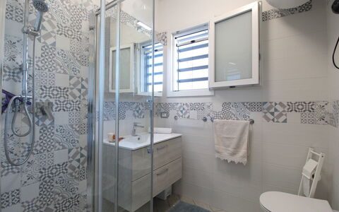 Villetta Elena, Ac, Wifi, Lido Degli Scacchi: Pavimentazione, Pavimento, Idraulico Fixture, Interior Design, Bagno, Piastrella, Idraulico, Camera, Lavello, Soffitto