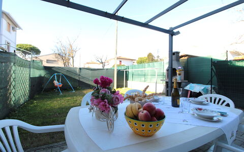 Villetta Elena, Ac, Wifi, Lido Degli Scacchi: Mobilia, Sedia, Mobili Da Esterno, Shade, Tavolo Esterno, Backyard, Vaso Di Fiori, Giardino, Struttura Esterna, Pianta Della Casa