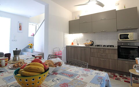 Villetta Elena, Ac, Wifi, Lido Degli Scacchi: Mobilia, Interior Design, Cucina, Pavimentazione, Controsoffitto, Elettrodomestico Da Cucina, Legna, Pavimento, Apparecchio Major, Cabinetry