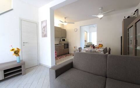 Villetta Elena, Ac, Wifi, Lido Degli Scacchi: Mobilia, Interior Design, Pavimentazione, Pavimento, Divano, Legna, Camera, Soffitto, Soggiorno, Appartamento