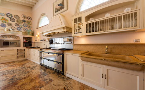 Villa Yvonne: Cucina, Controsoffitto, Interior Design, Mobilia, Cabinetry, Pavimentazione, Legna, Elettrodomestico Da Cucina, Cucina Stufa, Soffitto