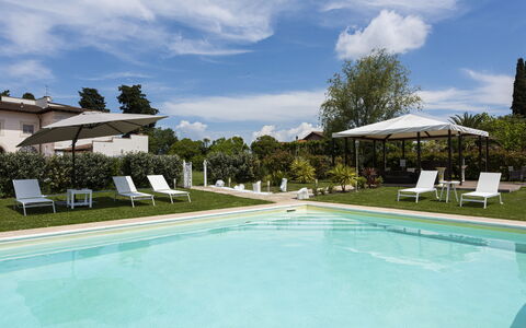 Villa Yvonne: Piscina, Giardino, Estate, Prato, Hacienda, Ricorrere, Landscaping, Villa, Cortile, Cortile