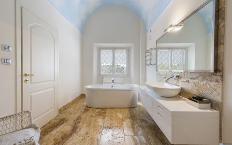 Villa Yvonne: Pavimentazione, Parete, Pavimento, Interior Design, Soffitto, Idraulico Fixture, Bagno, Illuminazione, Piastrella