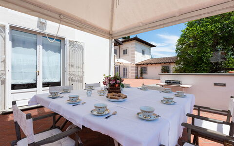 Villa Yvonne: Casa, Mobilia, Porta, Sedia, Balcone, Pianta Della Casa, Cucina & Sala Da Pranzo Tavolo, Vaso Di Fiori, Villa, Struttura Esterna