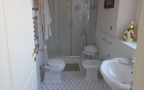 Villa Yvonne: Idraulico Fixture, Parete, Bagno, Interior Design, Pavimentazione, Pavimento, Lavandino Del Bagno, Lavello, Rubinetto, Idraulico