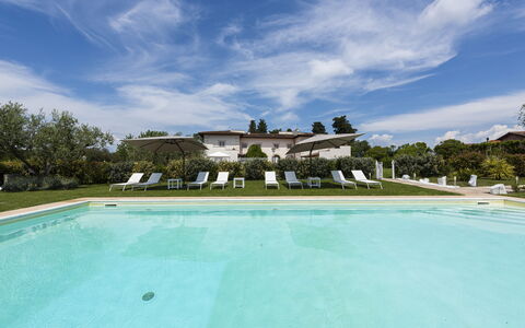 Villa Yvonne: Piscina, Giardino, Prato, Estate, Hacienda, Agriturismo, Villa, Landscaping, Ricorrere, Cortile