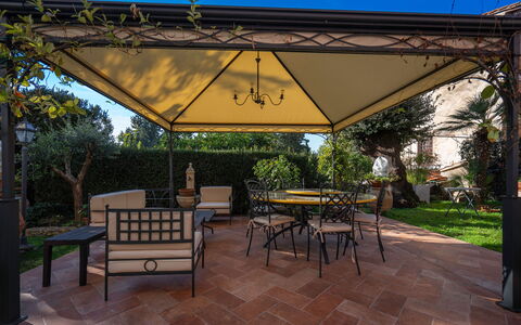 Ely Apartment In Villa, Wifi, Terricciola, Pisa: Pavimentazione, Shade, Struttura Esterna, Giardino, Vaso Di Fiori, Gazebo, Padiglione, Flagstone, Mobili Da Esterno, Terrazza
