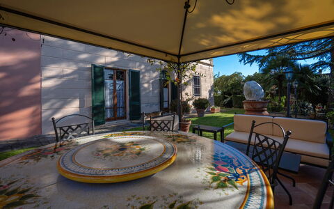Ely Apartment In Villa, Wifi, Terricciola, Pisa: Porta, Vaso Di Fiori, Giardino, Shade, Sedia, Estate, Pianta Della Casa, Cortile, Landscaping, Design