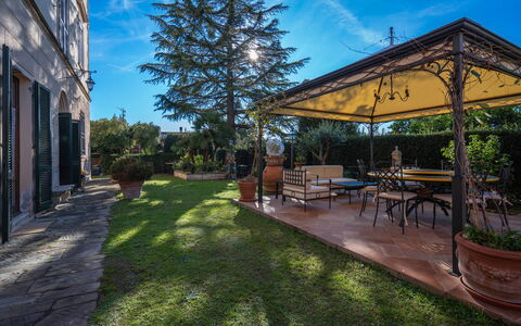 Ely Apartment In Villa, Wifi, Terricciola, Pisa: Giardino, Vaso Di Fiori, Landscaping, Shade, Flagstone, Pianta Della Casa, Cortile, Hacienda, Sedia, Backyard