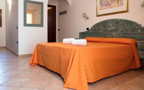 Violet Residence In Orosei: Interior Design, Pavimento, Camera Da Letto, Mobilia, Pavimentazione, Letto, Lenzuolo, Soffitto, Bedding, Camera