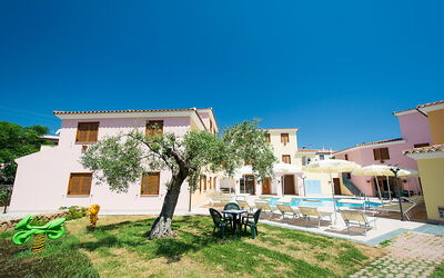 Violet Residence In Orosei: Piscina, Zona Residenziale, Cittadina, Ricorrere, Estate, Insediamento Umano, Mobili Da Esterno, Casa, Appartamento, Hacienda