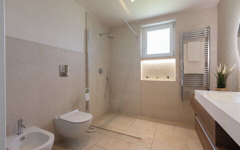 Villa Pallino: Pavimentazione, Bagno, Parete, Idraulico Fixture, Interior Design, Pavimento, Soffitto, Rubinetto, Piastrella, Idraulico