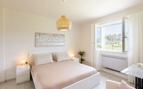 Villa Pallino: Letto, Mobilia, Interior Design, Camera Da Letto, Bedding, Parete, Lenzuolo, Pavimento, Pavimentazione, Soffitto