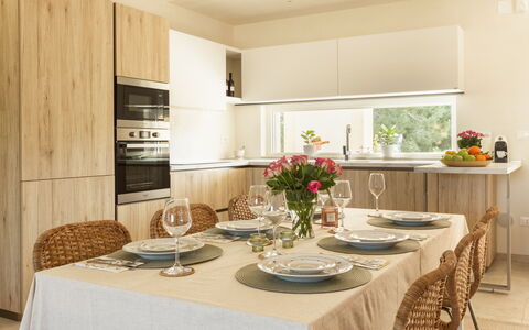 Villa Pallino: Mobilia, Interior Design, Cucina, Controsoffitto, Legna, Cabinetry, Elettrodomestico Da Cucina, Tavola, Pavimentazione, Cucina & Sala Da Pranzo Tavolo