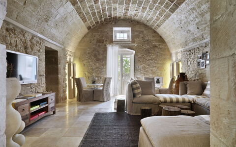 Masseria Capasa: Mobilia, Parete, Interior Design, Pavimentazione, Divano, Soffitto, Pavimento, Soggiorno, Illuminazione, Sedia