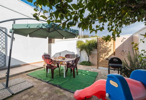 Sunny Haven Villa In Torre Lapillo: Giardino, Shade, Vaso Di Fiori, Mobili Da Esterno, Cortile, Backyard, Landscaping, Cortile, Sedia, Pianta Della Casa