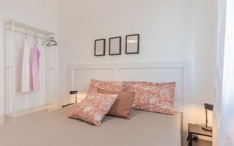 Casa Olimpo: Mobilia, Letto, Interior Design, Camera Da Letto, Bedding, Parete, Lenzuolo, Biancheria, Camera, Pavimento
