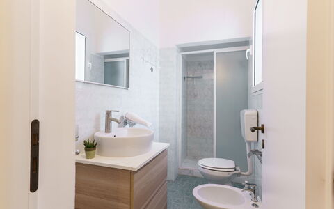 Casa Olimpo: Interior Design, Pavimentazione, Pavimento, Idraulico Fixture, Bagno, Lavandino Del Bagno, Lavello, Soffitto, Camera, Rubinetto