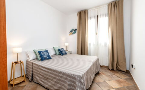 La Vista Mare Da Viola: Interior Design, Mobilia, Pavimentazione, Camera Da Letto, Letto, Pavimento, Legna, Camera, Lenzuolo, Biancheria
