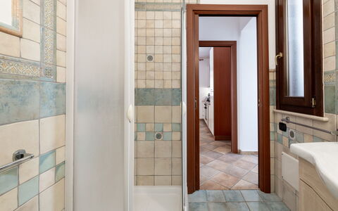 La Vista Mare Da Viola: Pavimentazione, Pavimento, Interior Design, Idraulico Fixture, Bagno, Piastrella, Idraulico, Soffitto, Lavandino Del Bagno, Materiale Composito