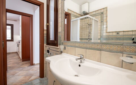 La Vista Mare Da Viola: Idraulico Fixture, Lavandino Del Bagno, Pavimentazione, Interior Design, Lavello, Pavimento, Bagno, Rubinetto, Idraulico, Soffitto
