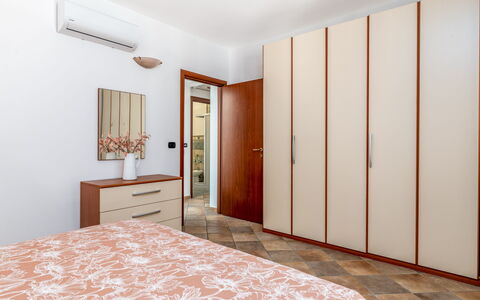 La Vista Mare Da Viola: Interior Design, Pavimentazione, Mobilia, Legna, Pavimento, Letto, Camera, Camera Da Letto, Cabinetry, Casa