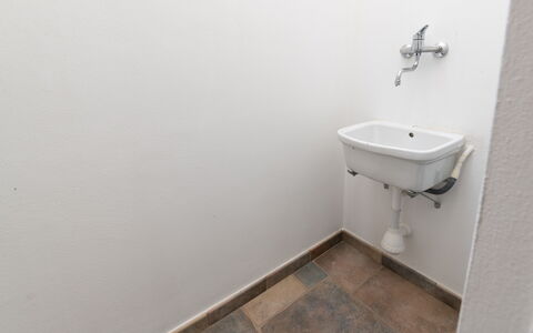 La Vista Mare Da Viola: Parete, Idraulico Fixture, Pavimentazione, Pavimento, Bagno, Idraulico, Lavello, Rubinetto, Lavandino Del Bagno, Piastrella