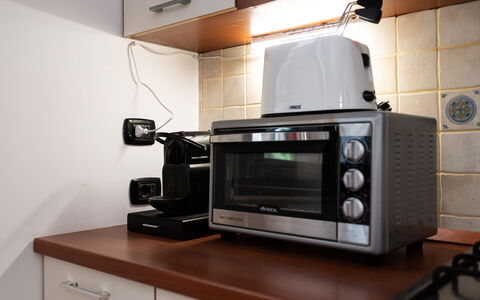La Vista Mare Da Viola: Elettrodomestico Da Cucina, Elettrodomestico, Dispositivo Elettronico, Apparecchio Major, Piccolo Apparecchio, Controsoffitto, Cucina, Forno A Microonde