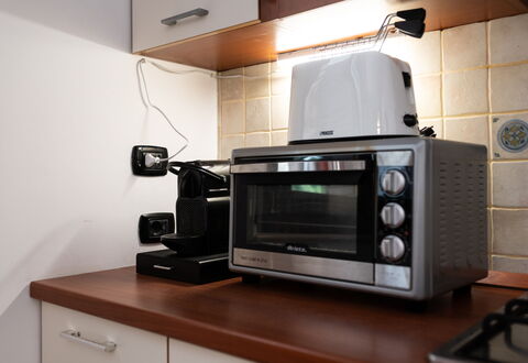 La Vista Mare Da Viola: Elettrodomestico Da Cucina, Elettrodomestico, Dispositivo Elettronico, Apparecchio Major, Piccolo Apparecchio, Controsoffitto, Cucina, Forno A Microonde